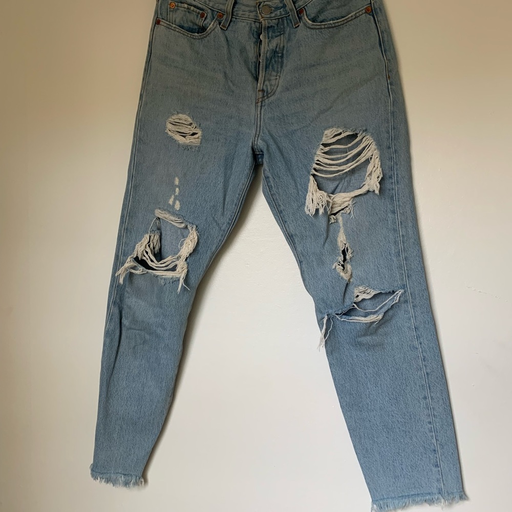 LEVI wedgie ripped light wash jeans